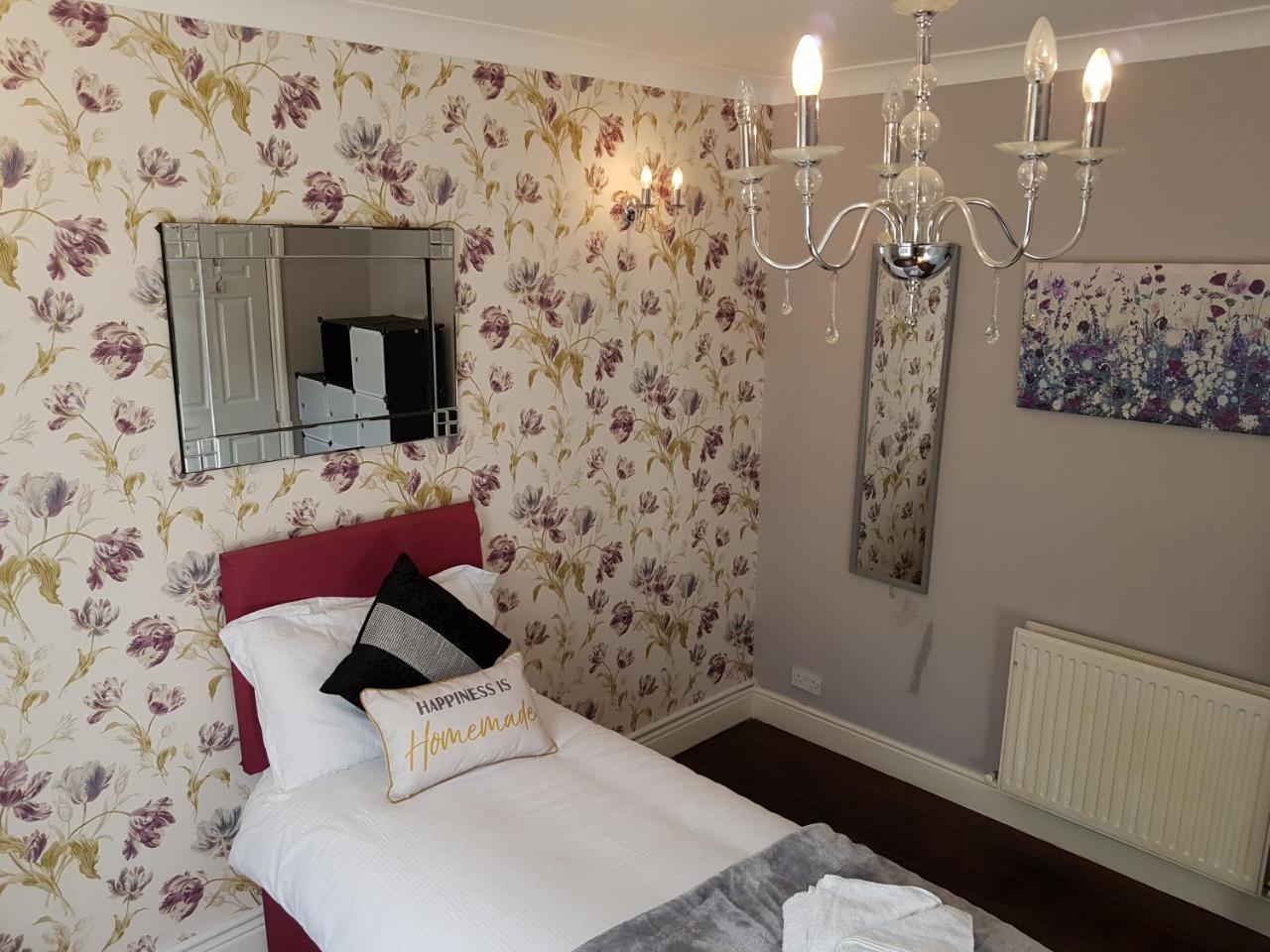 Apartmán Slough Centre Townhouse With Driveway Parking For Up To Two Cars Exteriér fotografie
